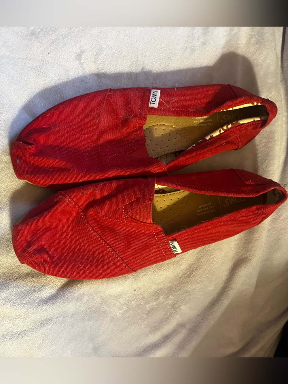 Toms- Red